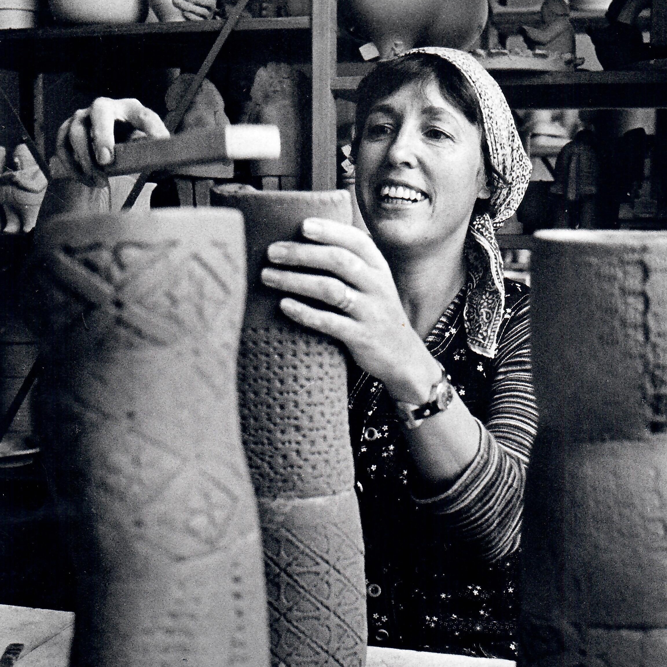 Lisa Larsson drejar ett av sina konstverk i keramik